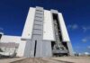 แท่นปล่อยเคลื่อนที่ของ NASA เดินทางถึงอาคารประกอบยาน (VAB)