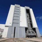 แท่นปล่อยเคลื่อนที่ของ NASA เดินทางถึงอาคารประกอบยาน (VAB)