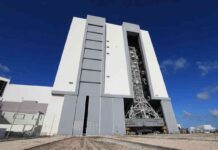 แท่นปล่อยเคลื่อนที่ของ NASA เดินทางถึงอาคารประกอบยาน (VAB)