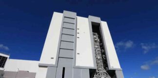 แท่นปล่อยเคลื่อนที่ของ NASA เดินทางถึงอาคารประกอบยาน (VAB)
