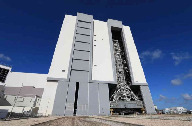 แท่นปล่อยเคลื่อนที่ของ NASA เดินทางถึงอาคารประกอบยาน (VAB)