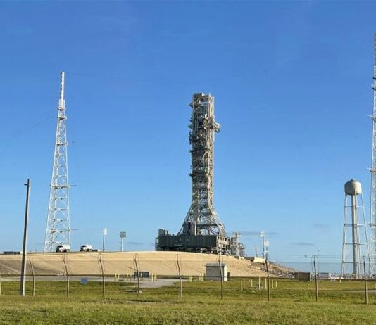 แท่นปล่อยเคลื่อนที่ของ NASA เคลื่อนย้ายเพื่อเตรียมภารกิจ Artemis III