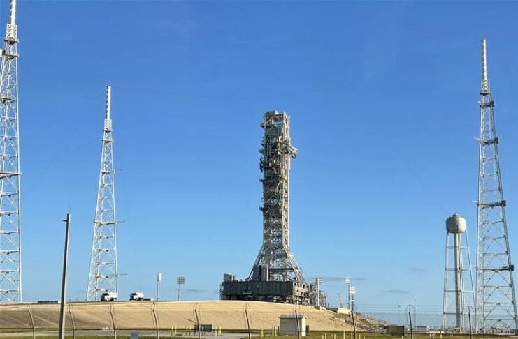 แท่นปล่อยเคลื่อนที่ของ NASA เคลื่อนย้ายเพื่อเตรียมภารกิจ Artemis III