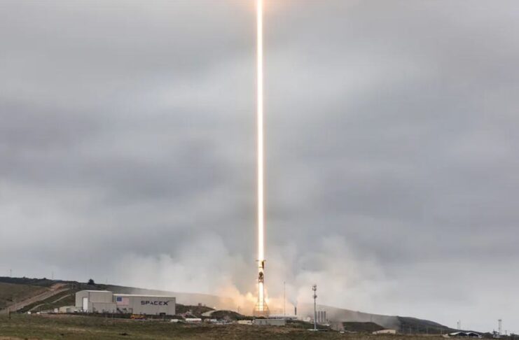 จรวด Falcon 9 ของ SpaceX ส่งดาวเทียม Starlink 24 ดวงขึ้นสู่วงโคจรต่ำของโลกจากรัฐแคลิฟอร์เนีย